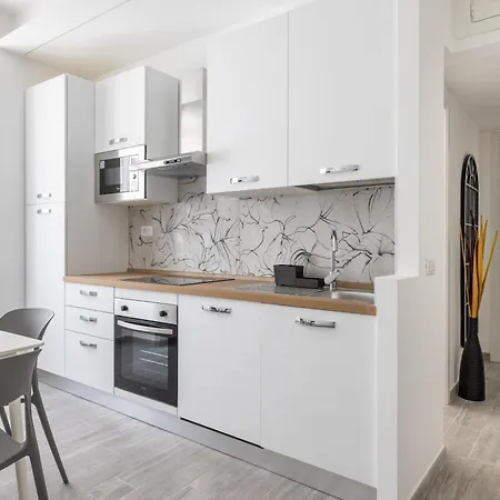 Domus Ponte Lungo Apartment