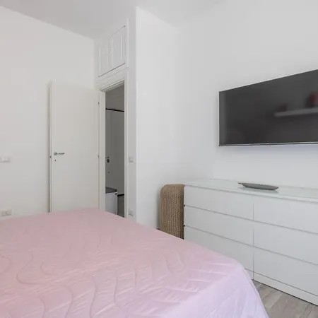 Domus Ponte Lungo Apartment